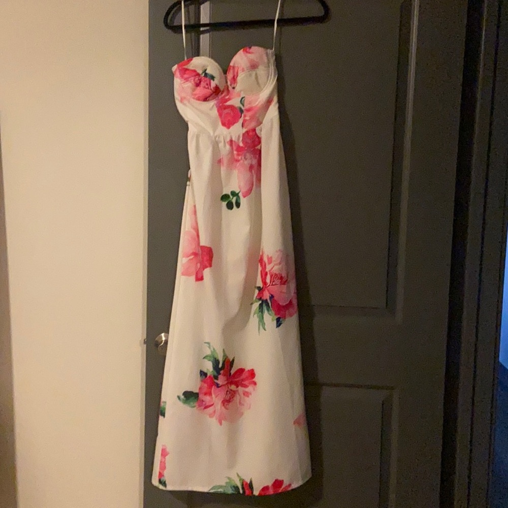 Gorgeous strapless flower dress.